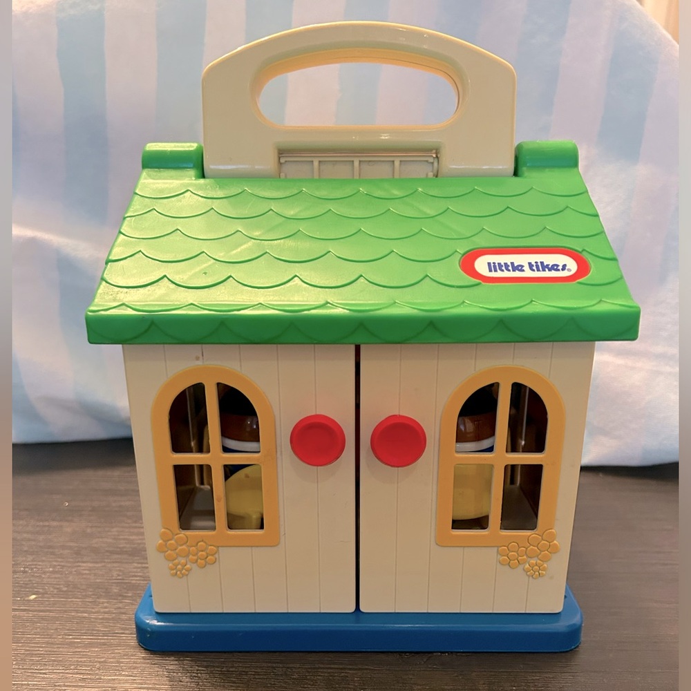 COPY - Vintage 80’s Little Tikes house with 5 little people